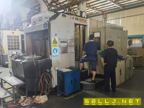 出售:沈陽500雙工作臺臥加，BT50齒輪頭，線軌，發那科系統，40把鏈條式刀庫.