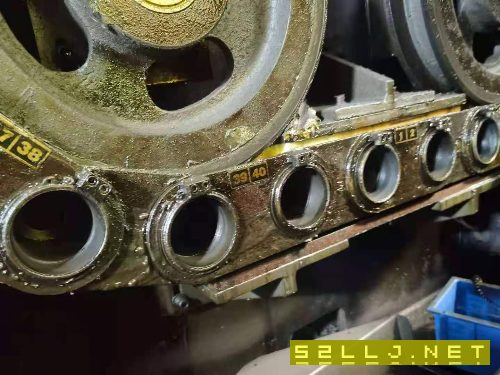出售:沈陽500雙工作臺臥加，BT50齒輪頭，線軌，發那科系統，40把鏈條式刀庫.