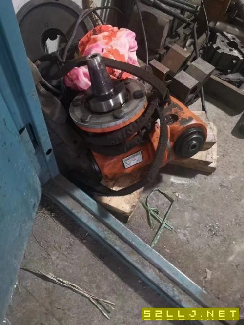華東6米數(shù)控龍門銑，硬軌，齒輪頭，帶個動力頭和一個萬向銑頭，發(fā)那科系統(tǒng).