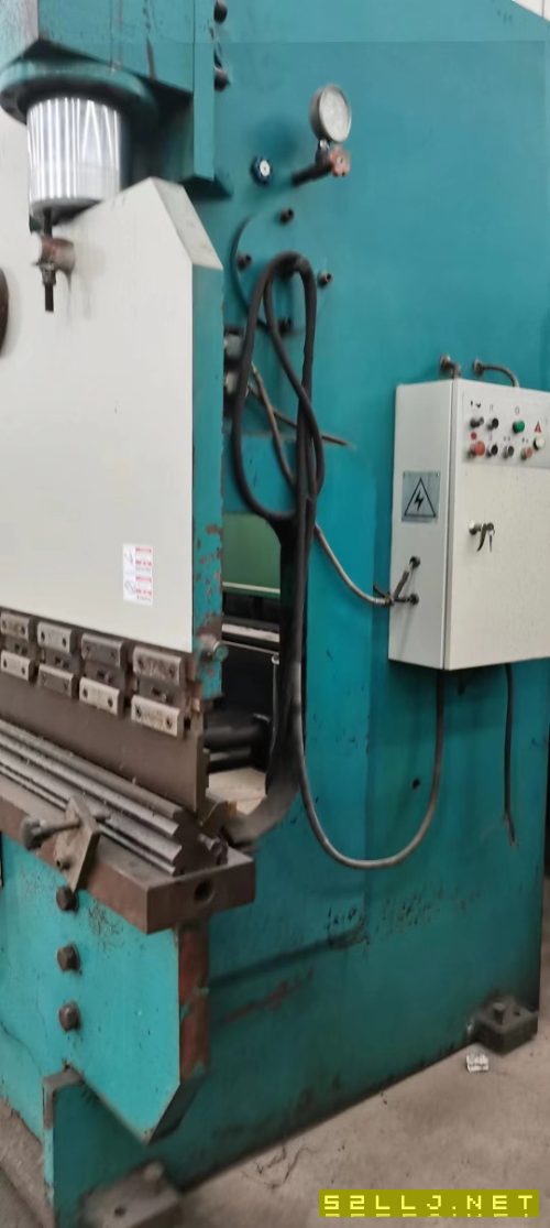 出售WF67K-200T/5000深喉數(shù)控折彎?rùn)C(jī)