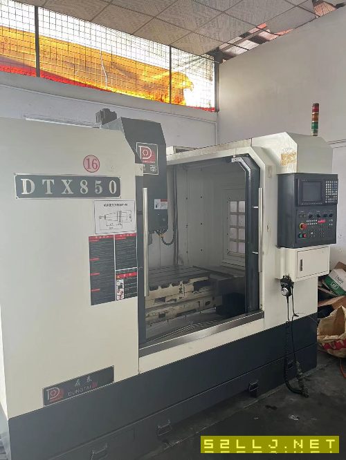 鼎泰850三軸硬軌模具機加工中心