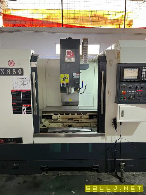 鼎泰850三軸硬軌模具機加工中心