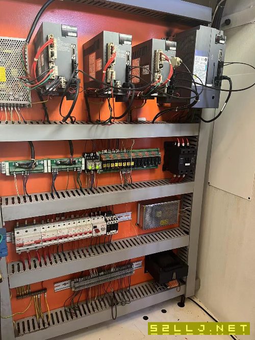 鼎泰850三軸硬軌模具機加工中心