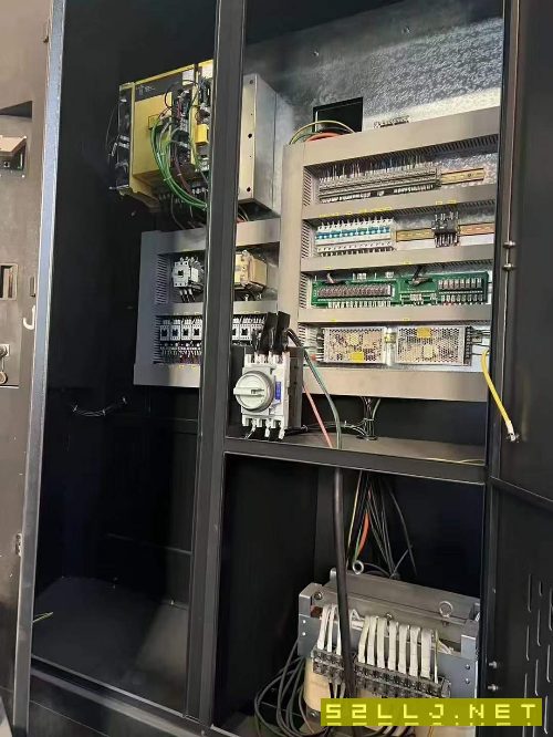 出售：威海華東800單工作臺臥加，機器9成新，臺.
