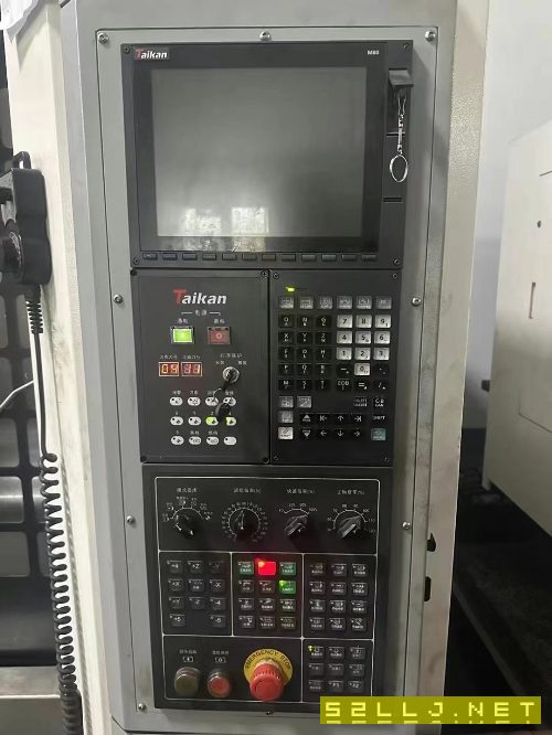 臺群1165。BT40主軸。主軸直連12000轉，24把機械手庫.