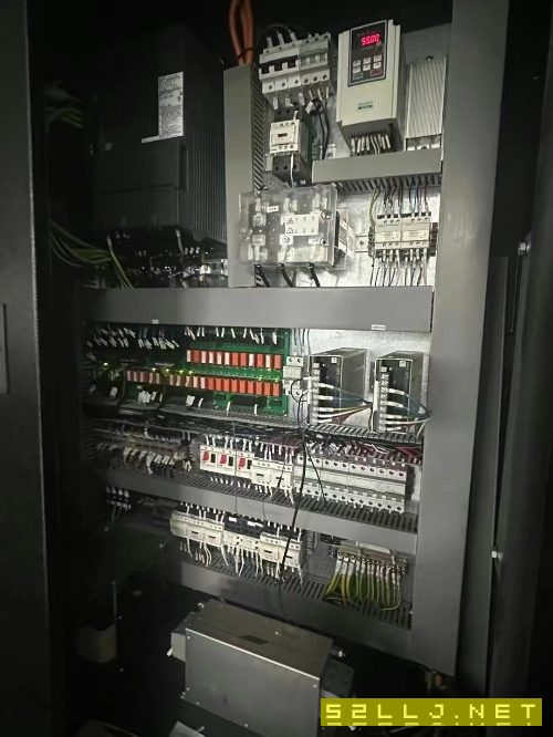 臺群1165。BT40主軸。主軸直連12000轉，24把機械手庫.
