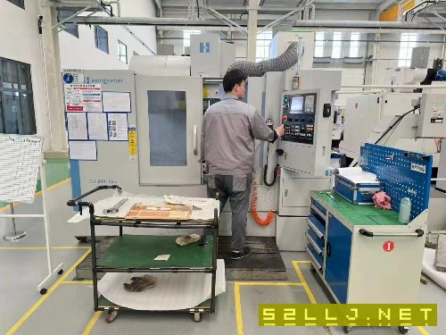 剛買2臺美國哈挺1000立式加工中心、機器的9成新