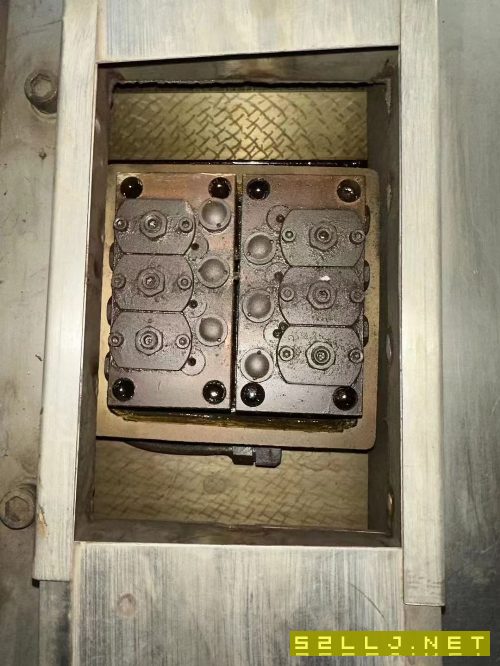 出售:上海機(jī)床廠MQ13502米外圓磨床，導(dǎo)軌滿花紋。