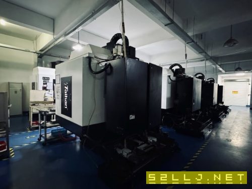 三臺臺群850，一臺小黃機，一臺西力車床