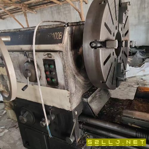 沈陽62100普通車床，同款兩臺。有一臺缺少尾座，全部.