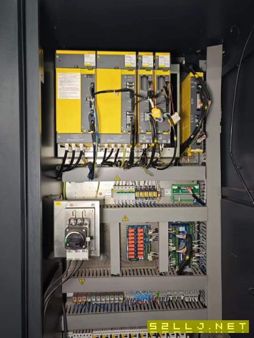 后兩臺臺灣麗偉V-50L立加，BT40大主軸直徑190，主電機.