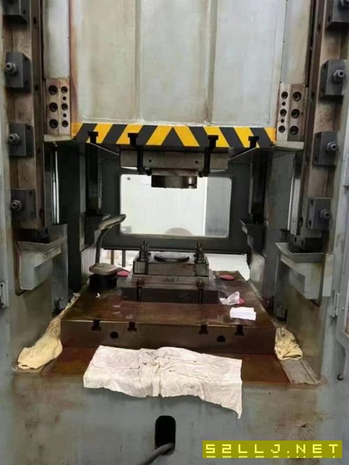 天鍛1600噸框架液壓機，臺面1.21.2，開口1.2米，油缸.