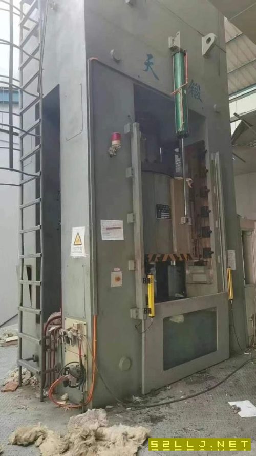 天鍛1600噸框架液壓機(jī)，臺(tái)面1.21.2，開口1.2米，油缸.