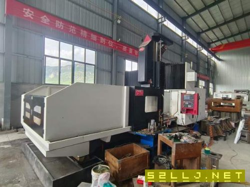 濟南工廠2022年喬峰3218龍門加工中心，帶一個雙向側銑.