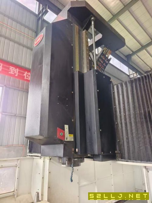 濟南工廠2022年喬峰3218龍門加工中心，帶一個雙向側銑.