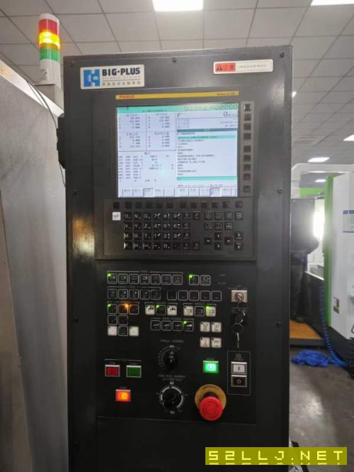 剛剛買下同款兩臺日本津上加工中心，三軸線規bt40主軸.