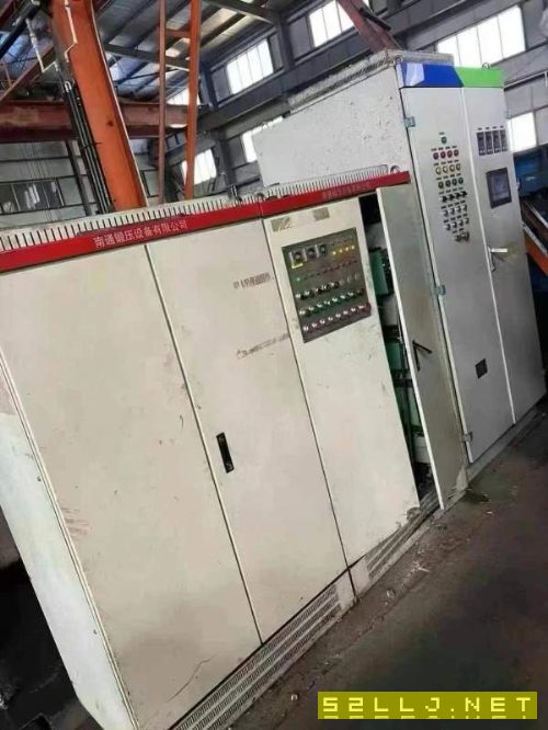 南通總廠2000噸框架液壓機。有效臺面2.5X5米，移動臺.