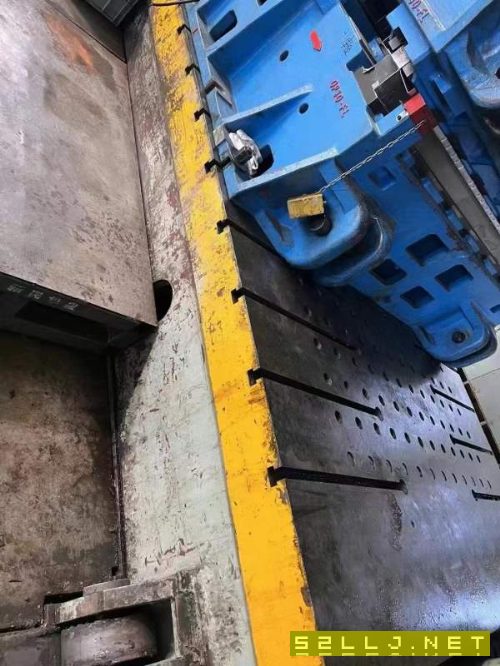 沈陽工廠內出售南通總廠2000噸框架液壓機。有效臺面2..