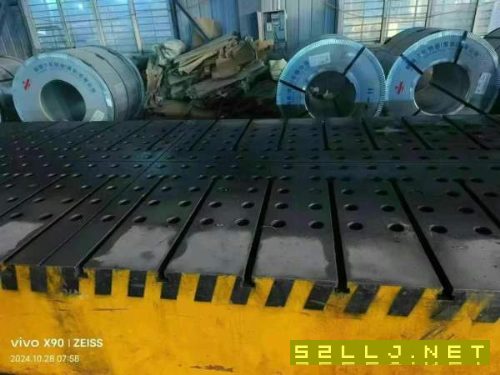 南通久久1000噸大臺面液壓機一臺，工作臺5.7/2米，行.