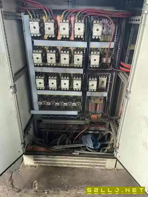 沈陽工廠剛剛買下二臺(tái)南通框架液壓機(jī)。一臺(tái)1600噸，有.