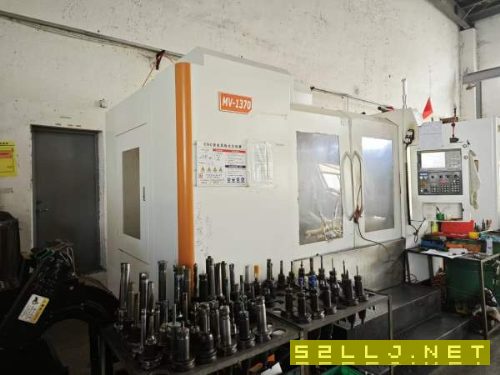 剛剛買下蘇州正權1370模具機一臺，兩線一硬，BT50主軸.