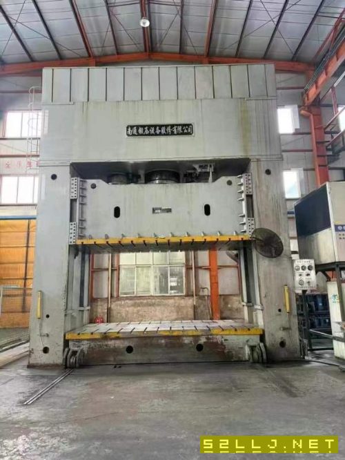 沈陽(yáng)工廠2臺(tái)南通框架液壓機(jī)一臺(tái)1600噸，有效臺(tái)面2.5x4.