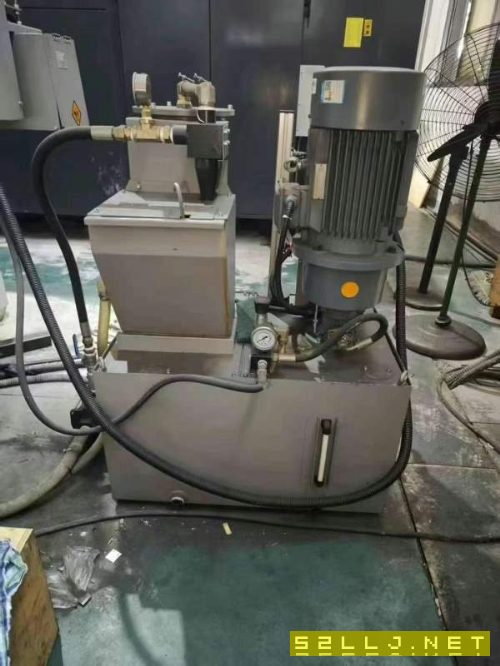 剛剛拿下基本全新安裝少用沈陽(yáng)HMC-80Q單臺(tái)臥式加工中.